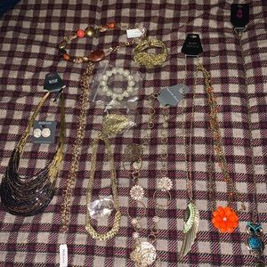 Lots of 13 pieces of jewelry